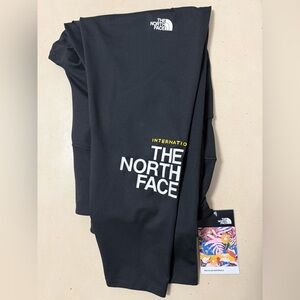 BRAND NEW: Women’s North Face Black Leggings with side pockets - Size 2X